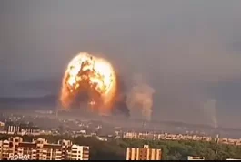 Момент удара и взрывы утром в Хмельницком, на фоне также места предыдущих прилётов.