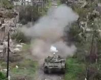 Бои в руинах Марьинки: танки армии России продвигаются сквозь руины, уничтожая врага