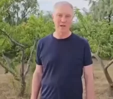 Врио губернатора Херсонской области Владимир Сальдо показал обломки сбитой ракеты