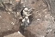 Мощное видео штурма: наши бойцы врываются в окопы нацистов и по ним открывают массированный огонь