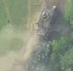 Наступление: враг пытается под огнём эвакуировать с поля боя поврежденную бронетехнику