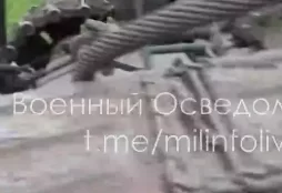 Уничтоженные украинский танк Т-72М1 и бронеавтомобиль M1224 MaxxPro во время штурма российской позиции.