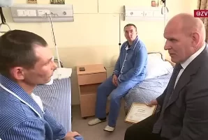 Кадры из госпиталя с вручением премии Александру Кравцову, уничтожившему Leopard 2.