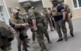 Кадры прибытия ЧВК «Вагнер» в штаб ЮВО в Ростове 24.06..2023