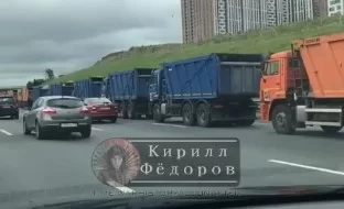 На МКАДе огромное количество самосвалов, предназначенных для блокировки трассы.