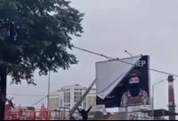 В Москве начали убирать баннеры с предложением о вступлении в ЧВК "Вагнер".