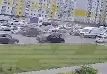 Момент попадания снаряда по двору воронежского ЖК «Озерки». 24.06.2023