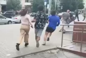 Роман Косарев, корреспондент RT, сообщает о взрыве у штаба ЮВО в Ростове.