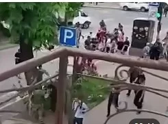 Люди массово покидают район штаба ЮВО, где как сообщается, кроме взрыва были слышны и выстрелы.