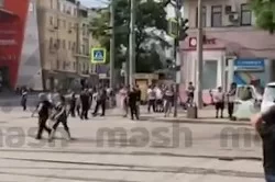 Обстановка в Ростове прямо сейчас. Баррикады из гражданских авто, пулемёты в кустах