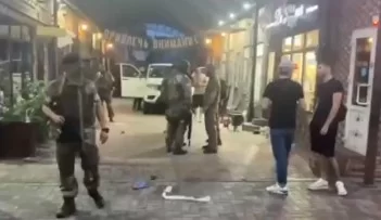 Кадры погрузки бойцов «Оркестра» на фоне радости мирных жителей Ростова.