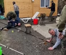 Кадры задержания двух жителей Ялты, которых подозревают в сотрудничестве с украинскими спецслужбами и готовности совершать теракты.