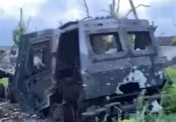 Сожжённые ударом армии России американские бронированные грузовики Oshkosh