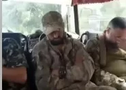 Украинских военных везут на передовую под вооруженным конвоем и до последнего не выдают автоматы