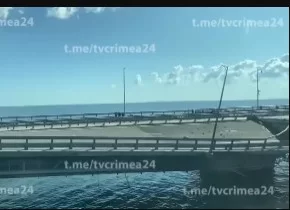 Поврежденная часть Крымского моста — видео показал телеканал «Крым 24». 17.07.2023