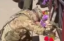 Один из бойцов «Вагнера» не смог сдержать эмоций возле стихийного мемориала погибшему Евгению Пригожину и Дмитрию Уткину