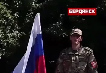 Бойцы с передовой передают поздравления с Днём России, напоминая, где проходят границы нашей страны.