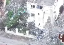 FPV-дрон складывает дом с засевшими внутри украинскими военнослужащими.