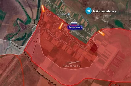 Десант штурмует Раздоловку, подняв флаг и заняв большую часть посёлка