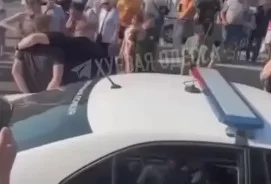 С бешеного полицая в Одессе сорвали одежду, он открыл огонь и залил пожилую женщину газом