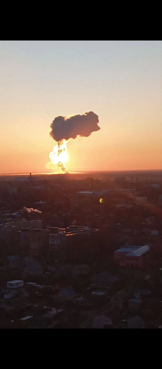 В Энгельсе в результате атаки БПЛА также оказались повреждены порядка 30 частных и дачных домов в нескольких СНТ