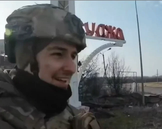 Россия вернулась в Суджу. Репортаж у стелы на въезде в город.