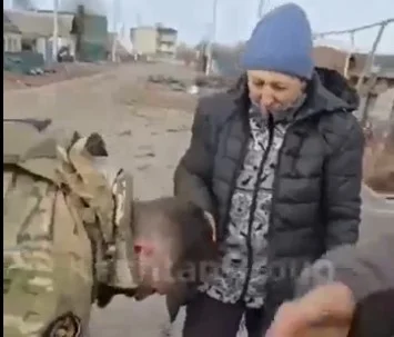 Мирные жители Суджи встречают наших военных-освободителей